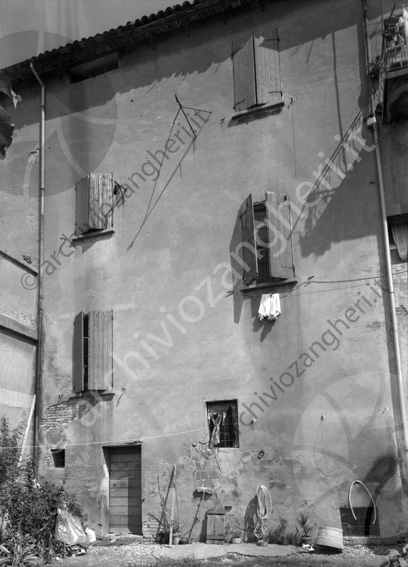 Casa Via Cavour retro panni stesi corte interna bacinella