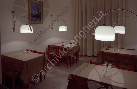 Ristorante Oasi Cesenatico (ora Ristorante Magnolia) tavoli sedie bicchieri lampade