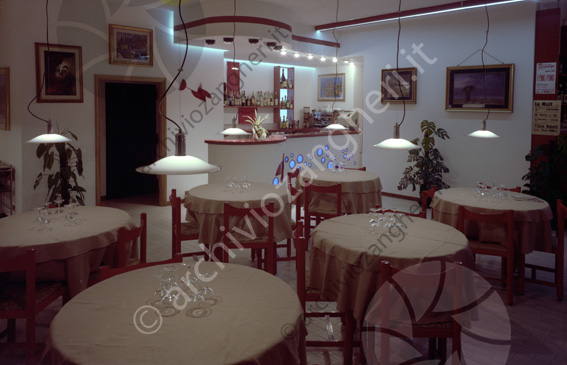 Ristorante Oasi Cesenatico (ora Ristorante Magnolia) tavoli sedie bicchieri lampade bancone bottiglie quadri