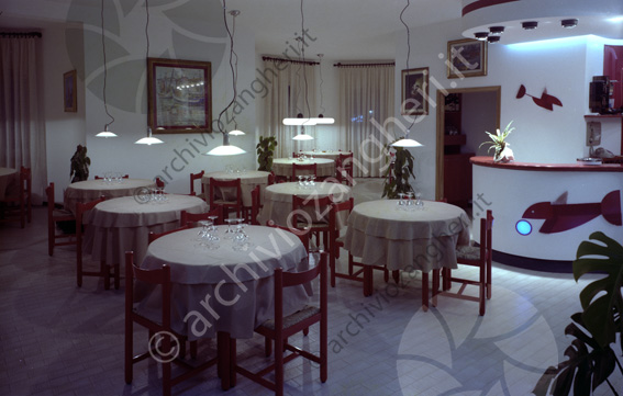 Ristorante Oasi Cesenatico ora Ristorante Magnolia tavoli sedie bicchieri lampade bancone
