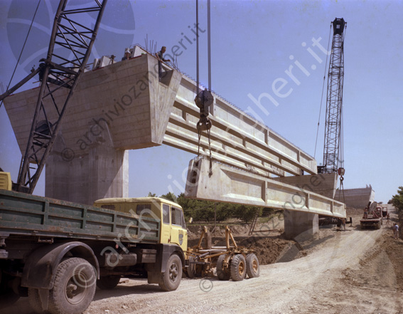 Cantiere costruzione Ponte sul Ronco travi gru camion operai