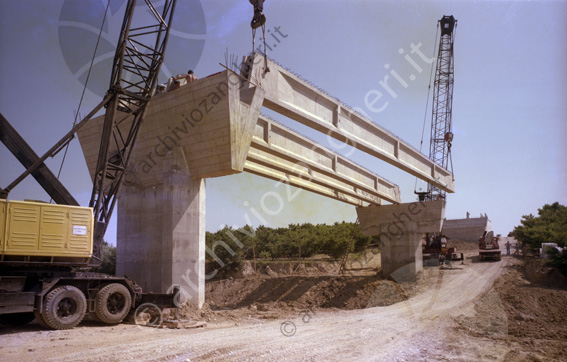 Cantiere costruzione Ponte sul Ronco travi gru operai