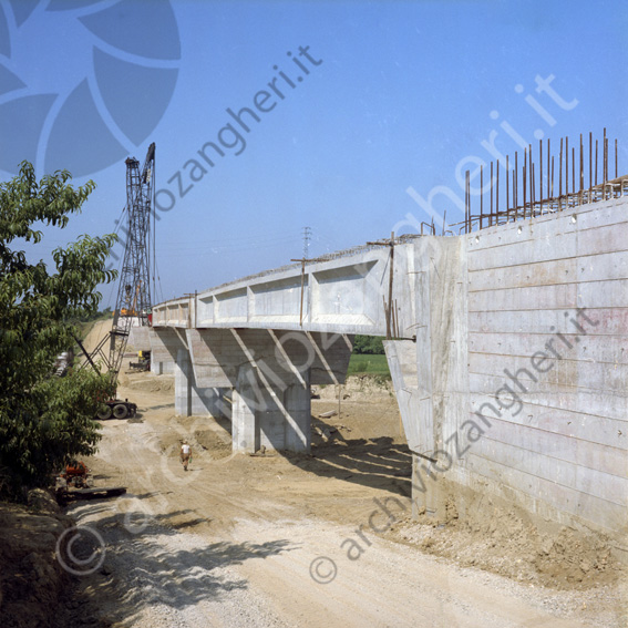 Cantiere costruzione ponte sul Ronco travi  gru operaio