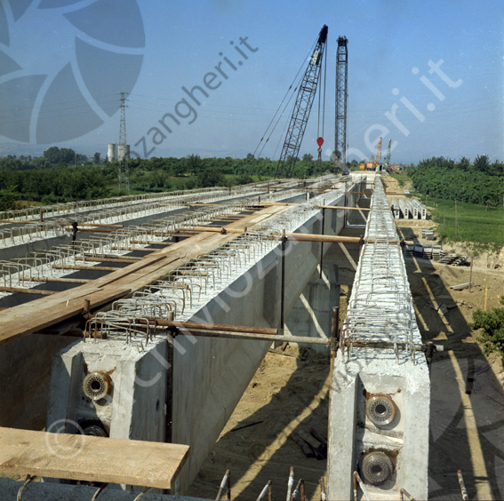 Cantiere costruzione ponte sul Ronco travi  gru 