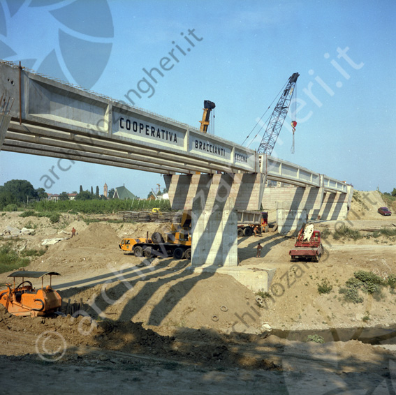 Cantiere costruzione ponte Martorano camion gru ruspa travi