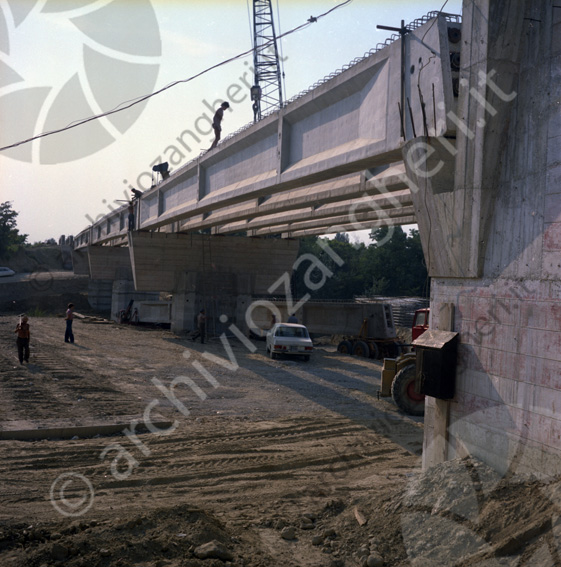 Cantiere costruzione ponte Martorano gru travi operaio