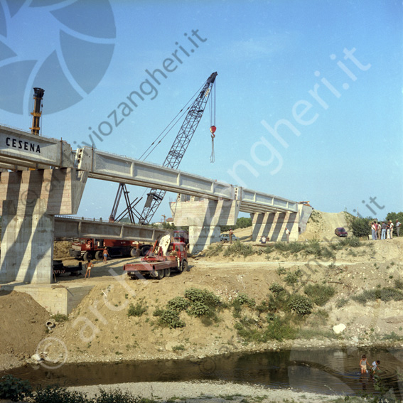 Cantiere costruzione ponte Martorano camion gru travi operai