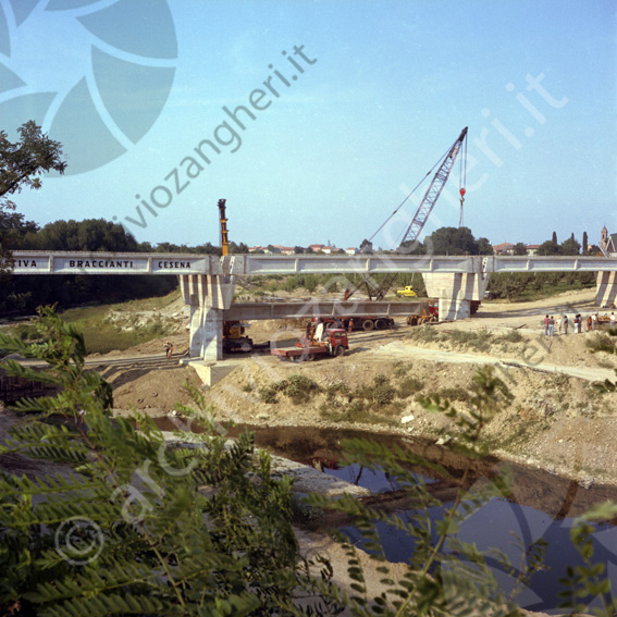 Cantiere costruzione ponte Martorano camion gru travi operai