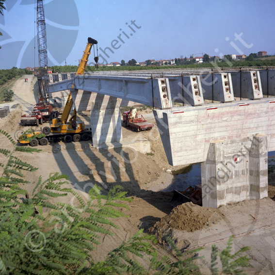 Cantiere costruzione ponte Martorano camion gru travi 