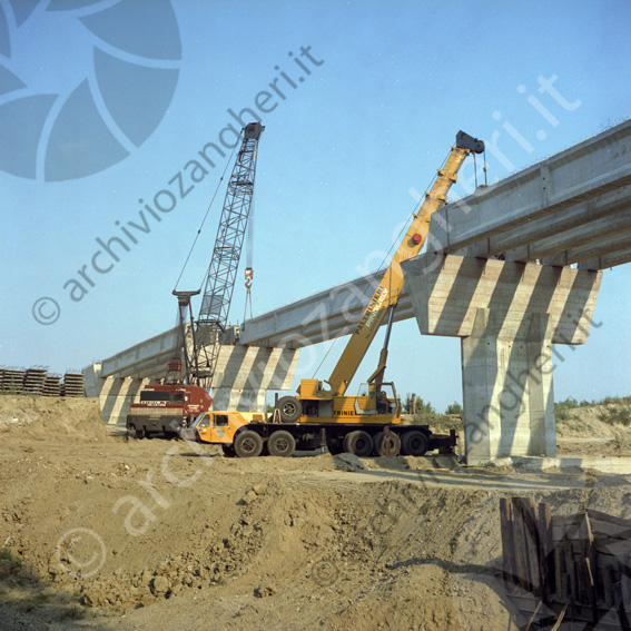 Cantiere costruzione ponte Martorano camion gru travi 