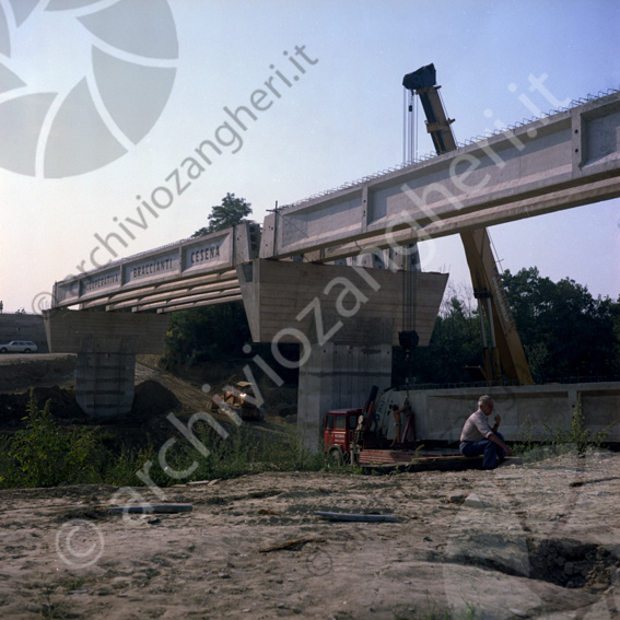 Cantiere costruzione ponte Martorano camion gru travi ruspa