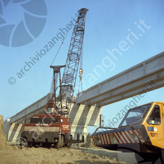 Cantiere costruzione ponte Martorano camion gru travi 