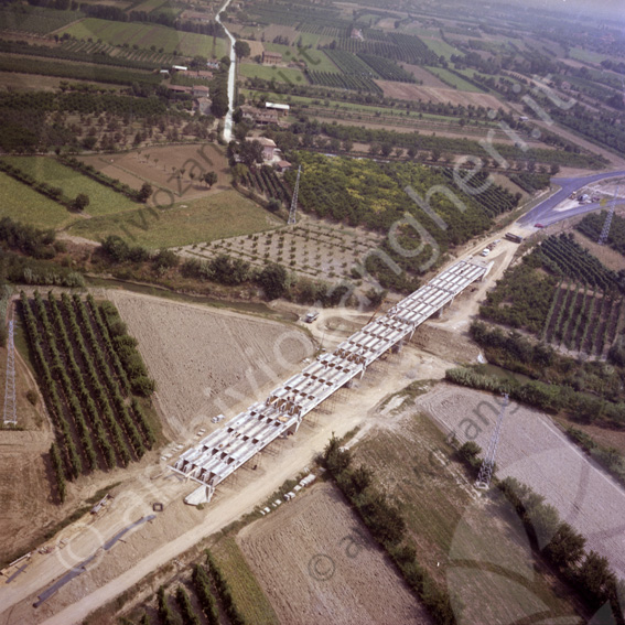 Aerea cantiere costruzione ponte sul Ronco campi fiume