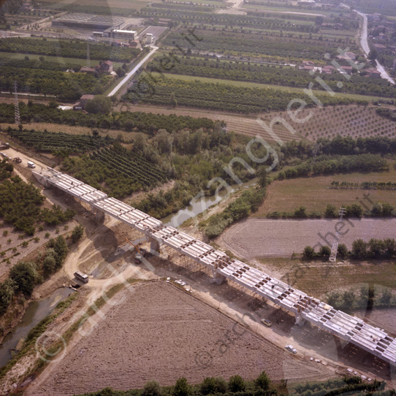 Aerea cantiere costruzione ponte sul Ronco campi fiume