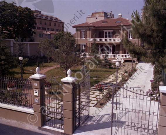 Villa Ballarini cancello rose giardino villetta vialetto lampioni terrazze
