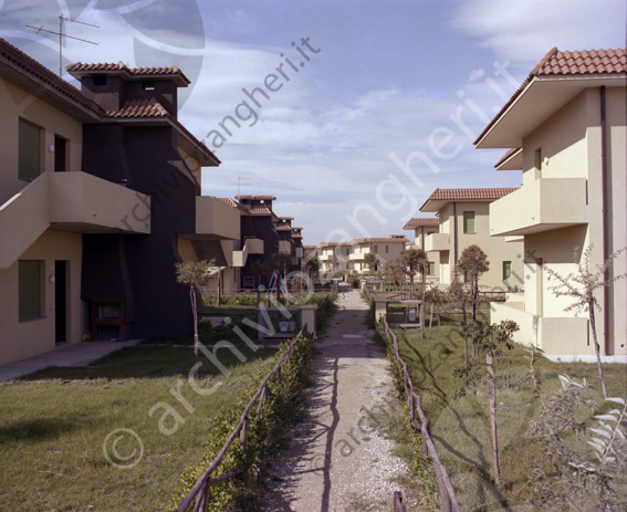 Villette a Lido Adriano in Viale Omero casette giardinetto vialetto