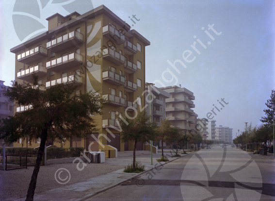 Condomini in Viale Petrarca Lido Adriano strada terrazza palazzo