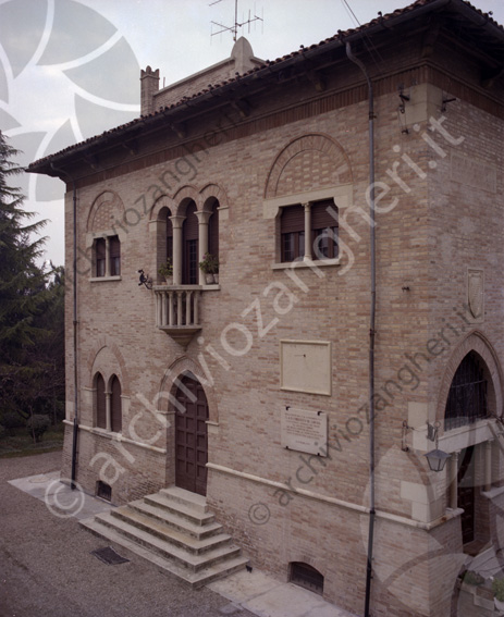 Villa Marchese Ghini villetta Umberto di Savoia portoncino lapide scale