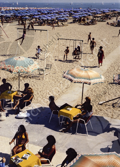 Bagno Italia spiaggia ombrellone stabilimento balneare altalena tavolini mare