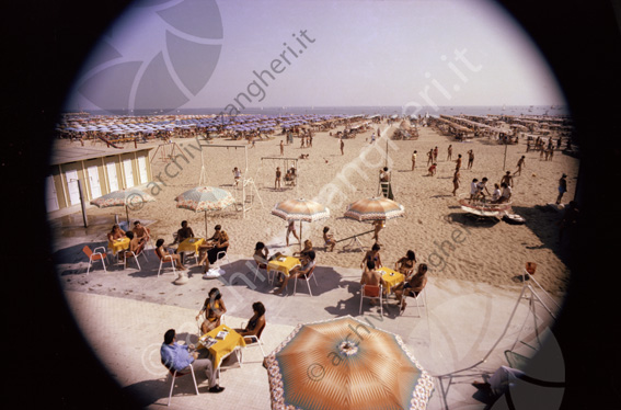 Bagno Italia spiaggia ombrellone stabilimento balneare altalena tavolini mare turisti 