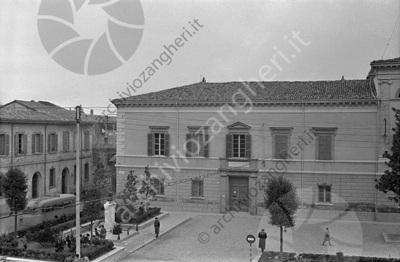 Ingresso Biblioteca Malatestiana piazza Bufalini monumento a Renato Serra aiuola autobus