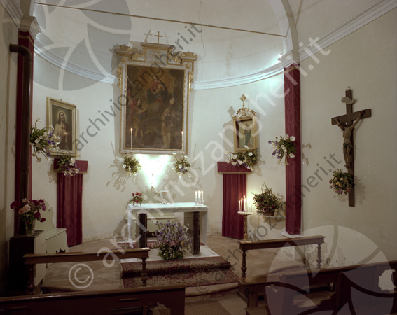 Marchesa Baratelli interno cappella chiesa altare cappella crocifisso panche 