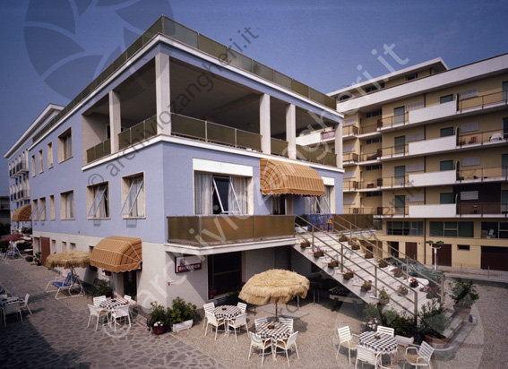 Hotel Promenade Cesenatico esterno albergo scale tavoli sedie ombrellone terrazza