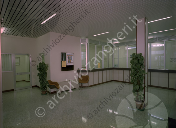 Banca Popolare di Cesena filiale di Rimini poltroncine piantacolonna sportelli ufficio