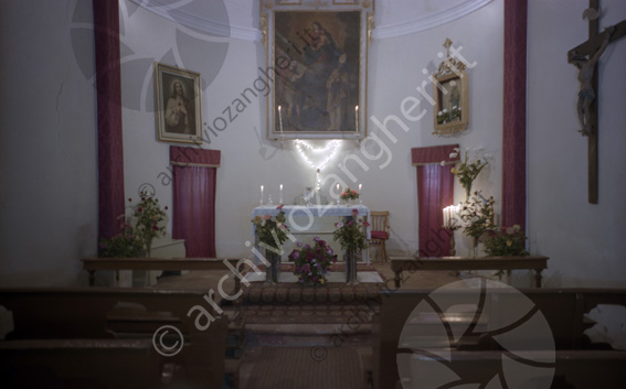 Marchesa Baratelli interno Cappella privata altare panche