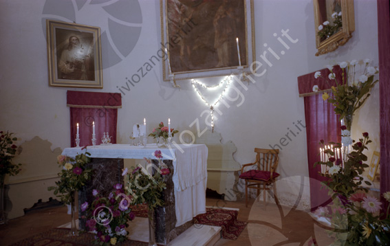 Marchesa Baratelli interno Cappella privata altare quadro tappeto candele