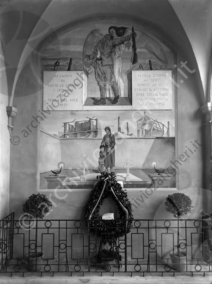 Affresco Terra del Sole presso il Palazzo dei Commissari (o del Pretorio) corona defunti ai caduti di tutte le guerre ringhiera piante dipinto