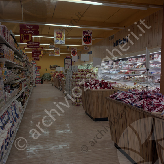 SUPER CONAD Borgo S.Michele interni supermercato corsia colgate