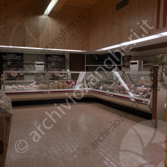 SUPER CONAD Borgo S.Michele interni bancone vetrinetta formaggi salumi supermercato