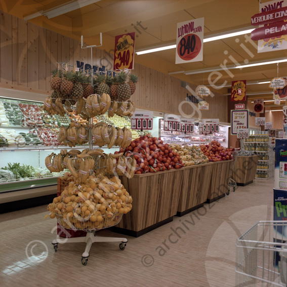 SUPER CONAD Borgo S.Michele interni supermercato bancone frigo frutta verdura cestoni banane ananas