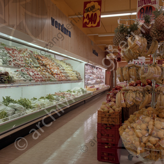 SUPER CONAD Borgo S.Michele interni supermercato bancone frigo frutta verdura cestoni banane ananas cassette
