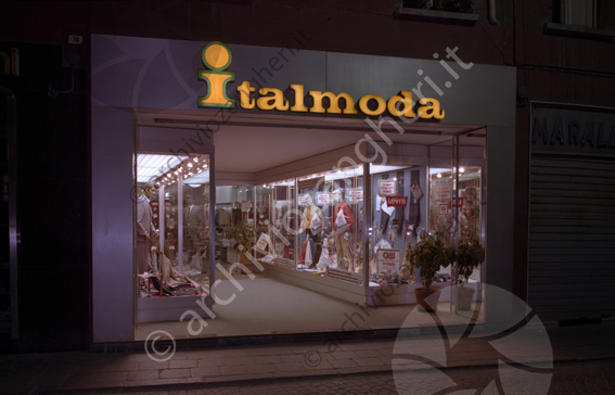 Vetrina negozio ITALMODA abbigliamento vestiti 
