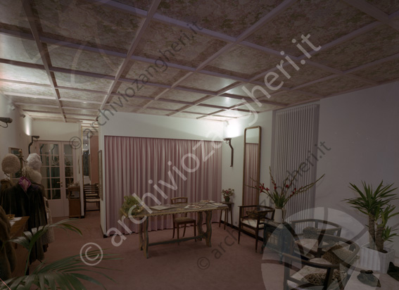 Negozio pellicceria Vog Furs Negozio pellicceria Vog Furs interno tavolo poltroncine tende rosa termosifone
