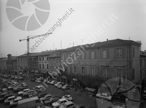 Facciata esterna palazzi sulla Piazza del Popolo albergo leon d'oro gru univesti minerva terrazza auto parcheggiate