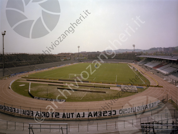 Stadio vuoto dalla curva della ferrovia campo da calcio tribune pista atletica