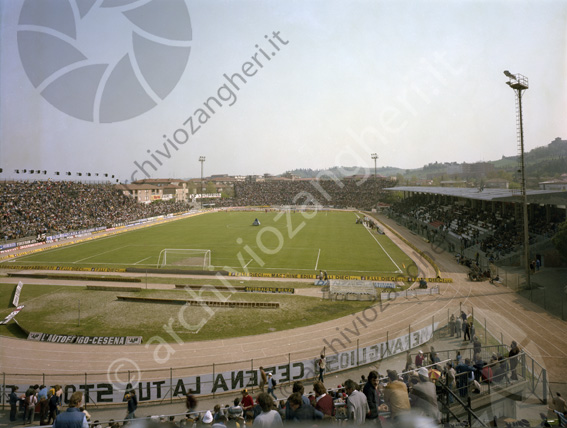 Stadio con pubblico campo da calcio tribune pista atletica tifosi