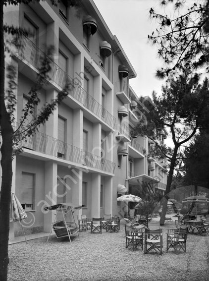 Hotel Internazionale Milano Marittima Particolare facciata Viale 2 Giugno dondolo sedie tavolini terrazze ghiaia ombrelloni