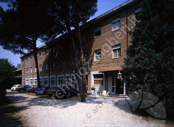Hotel Stella Maris Milano Marittima esterno Edificio albergo tavoli sedie auto parcheggiate alberi strada di ghiaia