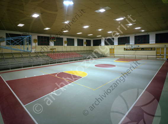 Interni Palazzetto Ippodromo Campo da basket tribune striscione Banca Popolare di Cesena