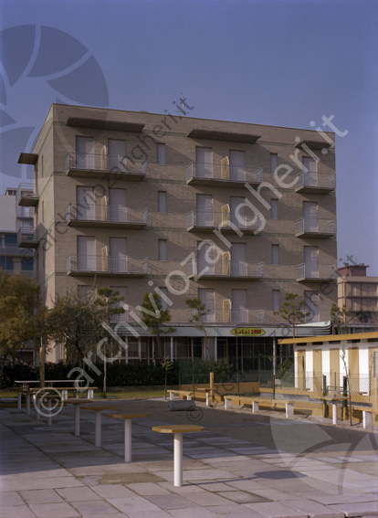 Hotel 2000 Albergo terrazze edificio tavolini panche alberelli