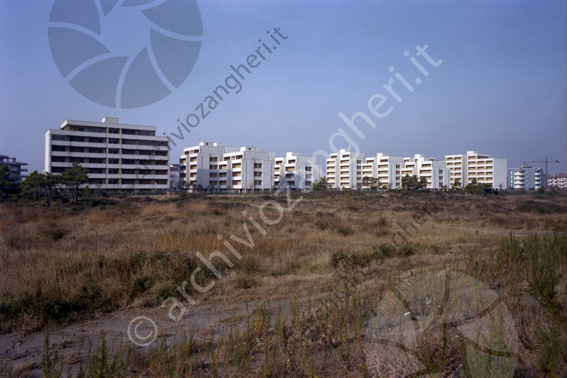 Condomini visti dalla spiaggia Terreno incolto veduta panoramica gru