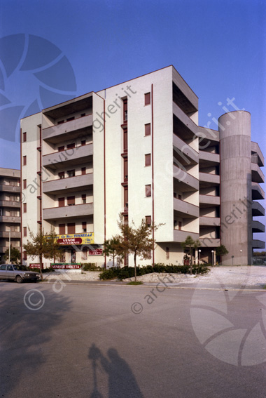 Condominio in via Rossini Lido Adriano Colonna di cemento vendita appartamenti terrazze strada auto
