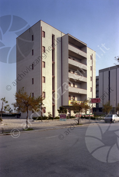Condominio in via Rossini Lido Adriano Vendita diretta appartamenti palazzo terrazza strada auto