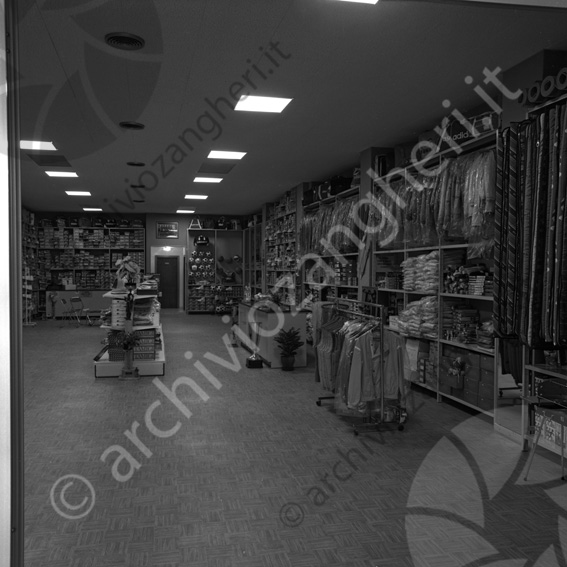 Interno negozio Viroli Sport Bancone esposizione e armadi con vestiti e abbigliamento palloni e articoli sportivi coppe