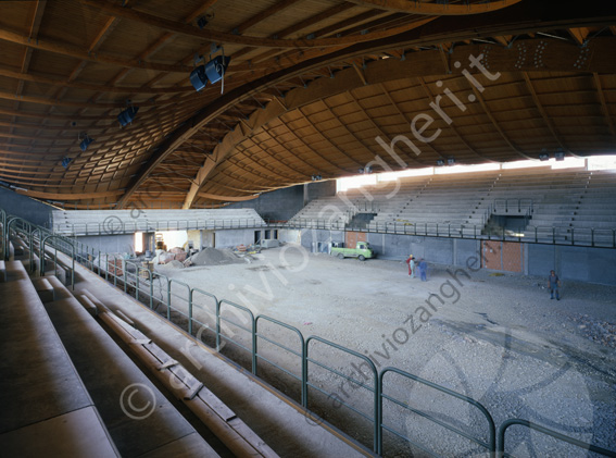Interno Palazzetto dello Sport Carisport Cantiere costruzione operai furgone mucchio di sabbia tribune