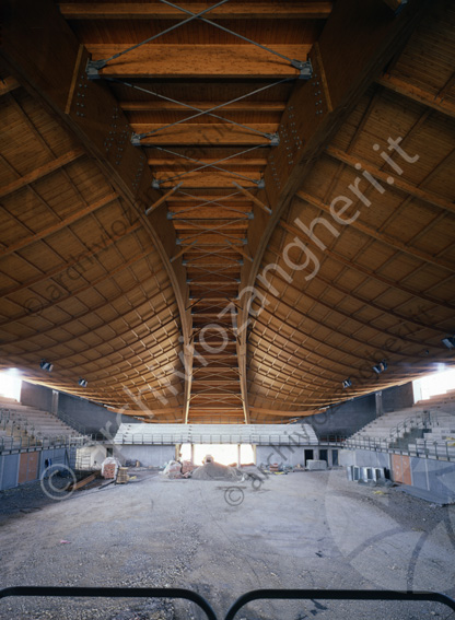 Interno Palazzetto dello Sport Carisport Struttura in legno tetto cantiere lavorazione costruzione tribune mucchio di sabbia